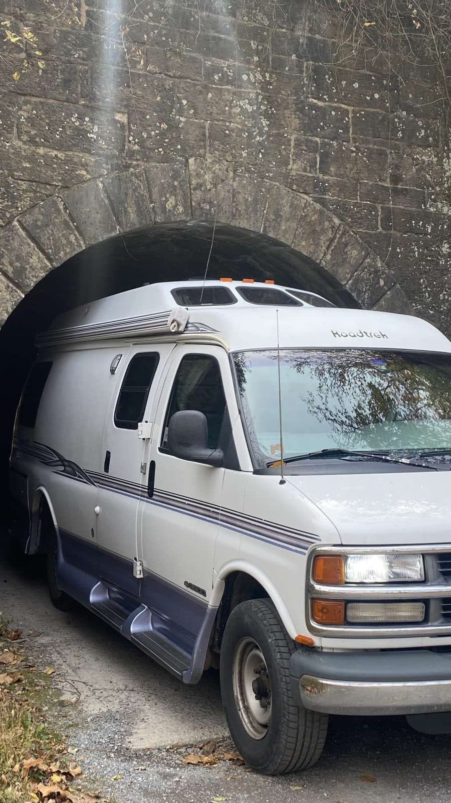Rv-Motorhome-Camper - North America - Laura Maroon