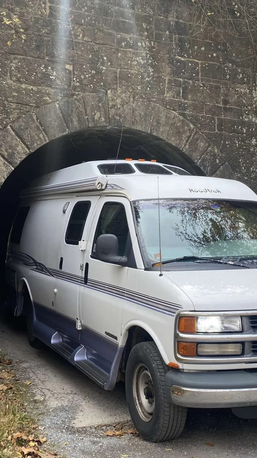 Rv-Motorhome-Camper - North America - Laura Maroon