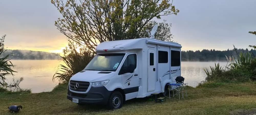 Rv-Motorhome-Camper - Oceania - Vicki and Wayne Dorgan